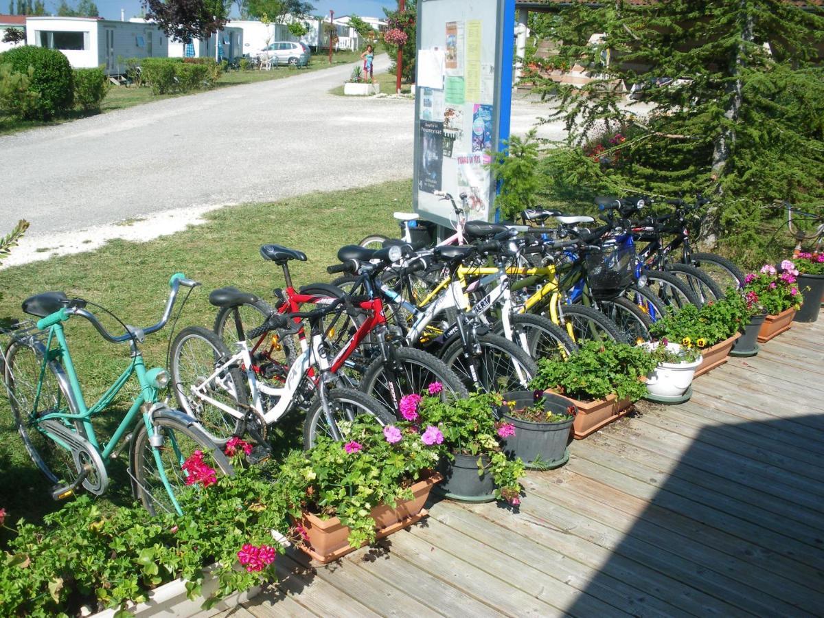 Camping Du Pontis Verteillac Esterno foto