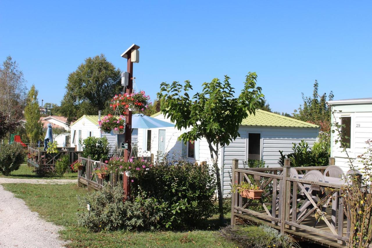 Camping Du Pontis Verteillac Esterno foto